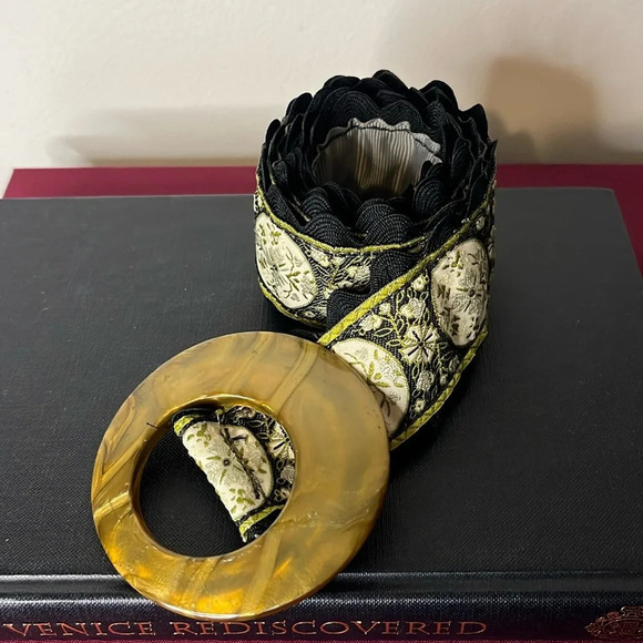 Rickety Rac Nantucket French Floral Scalloped Edge Lucite Buckle Belt Sz Medium - Picture 1 of 6